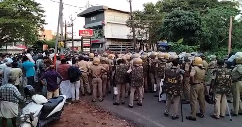 തലശേരിയില്‍ നിരോധനാജ്ഞ ലംഘിച്ച് സംഘപരിവാർ പ്രകടനം; തടഞ്ഞ് പൊലീസ്