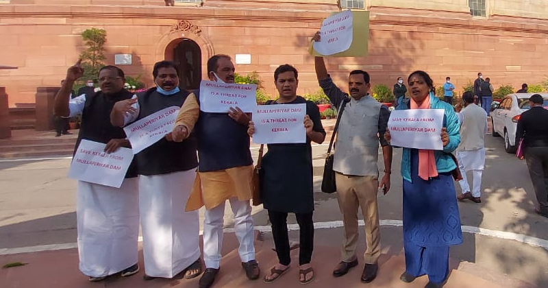 മുല്ലപ്പെരിയാറില്‍ കേന്ദ്രം ഇടപെടണം; പാർലമെന്‍റിനകത്തും പുറത്തും  യുഡിഎഫ് എംപിമാരുടെ പ്രതിഷേധം