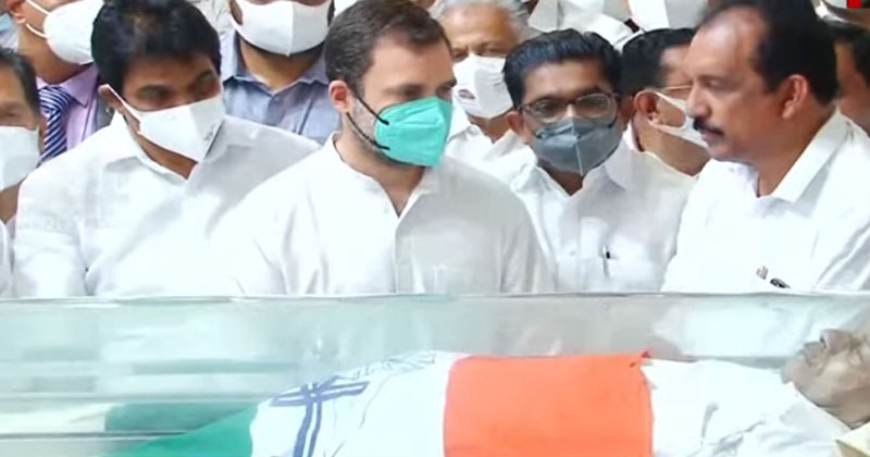 ടൗൺ ഹാളിലെത്തി അന്ത്യാഞ്ജലി അർപ്പിച്ച് രാഹുല്‍ ഗാന്ധി; പിടിക്ക് ആയിരങ്ങളുടെ യാത്രാമൊഴി; പൊതുദർശനം തുടരുന്നു