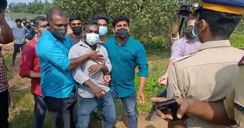 തിരുവല്ല സന്ദീപ് വധം : തെളിവെടുപ്പിനിടെ പ്രതികളെ വളഞ്ഞ് നാട്ടുകാർ; ജനരോഷം