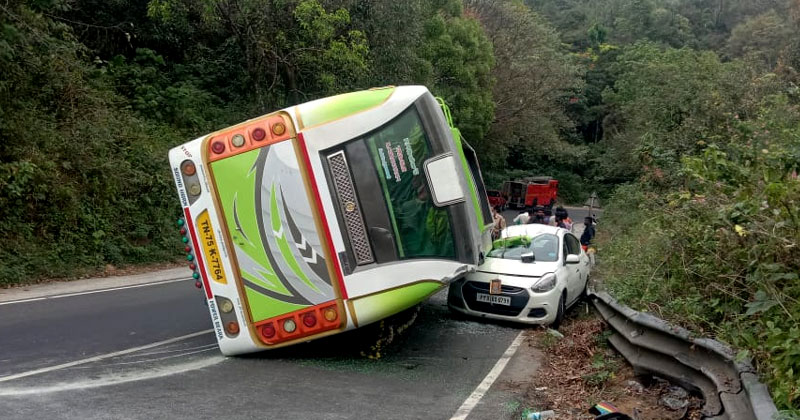 കുട്ടിക്കാനത്ത് അയ്യപ്പഭക്തരുടെ വാഹനങ്ങള്‍ അപകടത്തില്‍പ്പെട്ടു; മൂന്ന് പേർക്ക് പരിക്ക്
