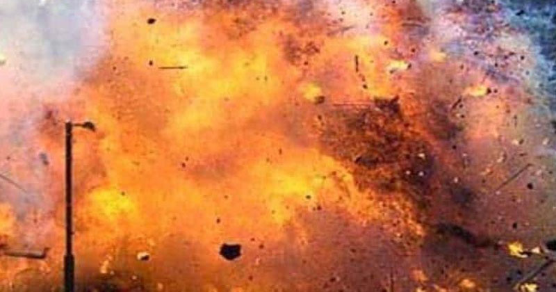 റോഡരികില്‍ നാടന്‍  ബോംബ് പൊട്ടിത്തെറിച്ചു; സംഭവത്തില്‍ ഒരാളെ കസ്റ്റഡിയിലെടുത്തു