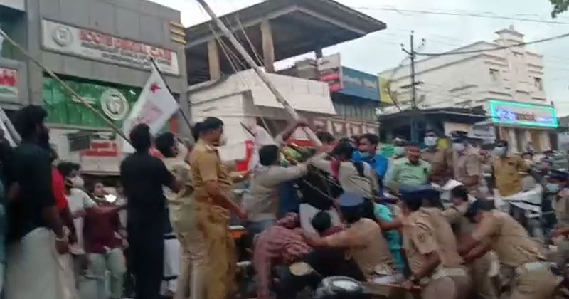 പുനലൂരില്‍ അക്രമം അഴിച്ചുവിട്ട് എസ്എഫ്ഐ-ഡിവൈഎഫ്ഐ പ്രവർത്തകർ; കോണ്‍ഗ്രസിന്‍റെ കൊടിമരങ്ങള്‍ നശിപ്പിച്ചു