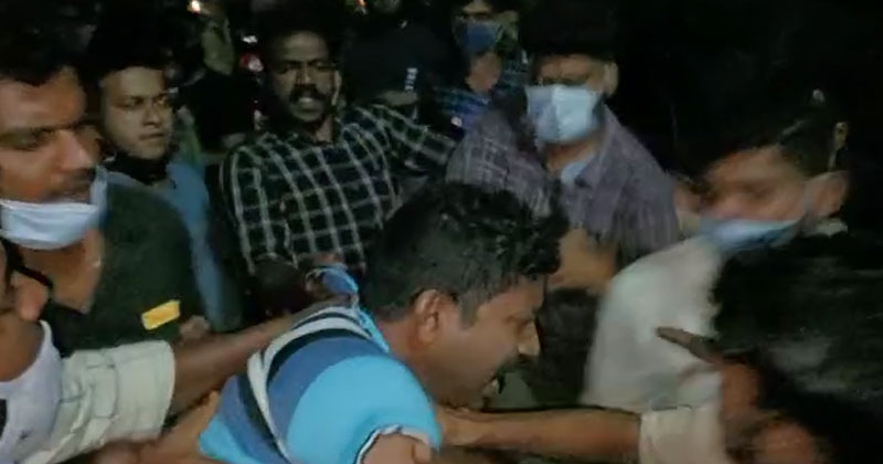 മദ്യലഹരിയില്‍ കാറോടിച്ച് ബൈക്ക് യാത്രക്കാരെ ഇടിച്ചുതെറിപ്പിച്ചു; പൊലീസുകാരെ നാട്ടുകാർ പിടികൂടി