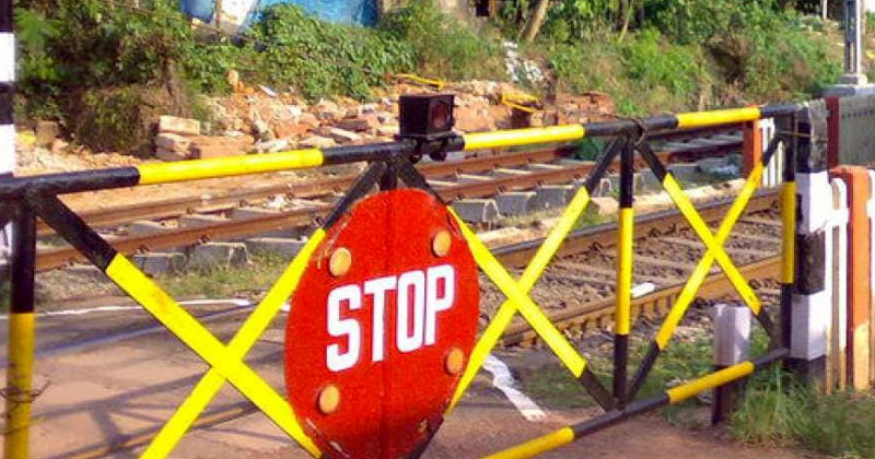 യാത്രക്കാരുള്ള ഓട്ടോറിക്ഷ പാളത്തിലാക്കി പൂട്ടി ; ഗേറ്റ് കീപ്പർക്ക് സസ്പെന്‍ഷന്‍