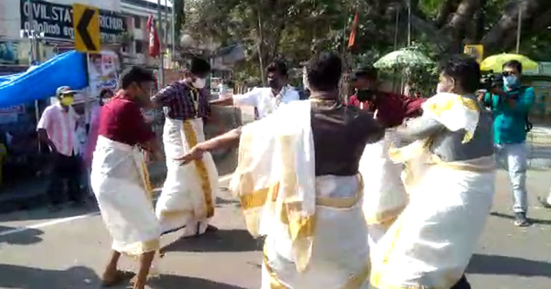 കൊവിഡ് നിയന്ത്രണങ്ങള്‍ക്കിടയിലെ സിപിഎം സമ്മേളനം: തൃശൂര്‍ കളക്ട്രേറ്റിന് മുന്നില്‍ കെഎസ്‌യുവിന്‍റെ പ്രതിഷേധ തിരുവാതിര