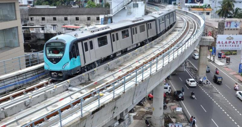 കൊച്ചി മെട്രോ പാളത്തില്‍ ചരിവ് : കെഎംആർഎല്‍ പരിശോധന തുടങ്ങി