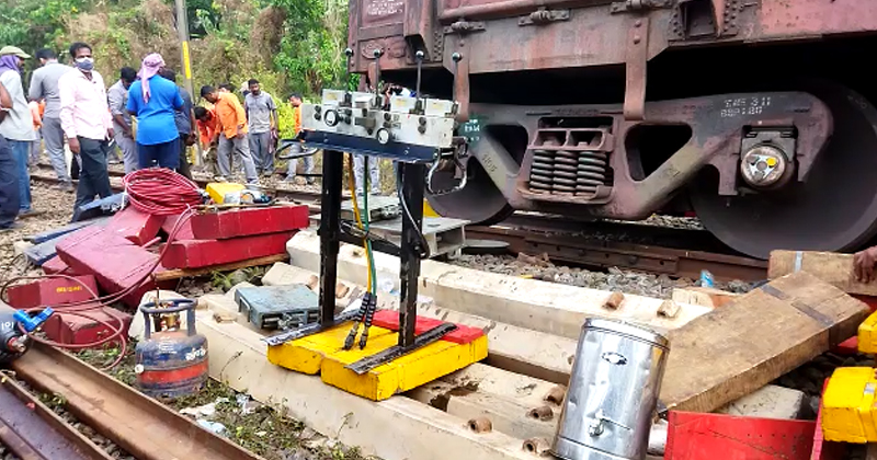 ട്രെയിന്‍ ഗതാഗതം പുനരാരംഭിച്ചു; ആദ്യം കടത്തിവിട്ടത് മലബാർ എക്സ്പ്രസ്