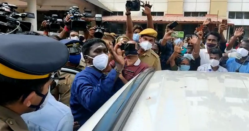 വാവ സുരേഷ് ആശുപത്രി വിട്ടു; രണ്ടാം ജന്മമെന്ന് പ്രതികരണം
