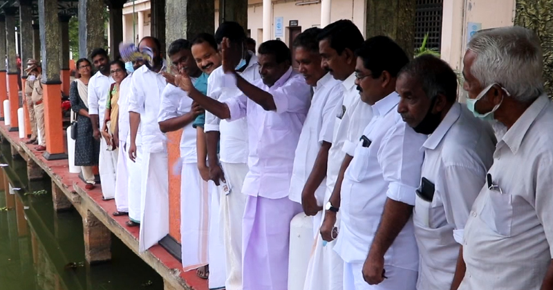 കെ റെയില്‍ പദ്ധതി ഉപേക്ഷിക്കണം : ഡിപിആർ ആറ്റിലൊഴുക്കി പ്രതിഷേധം