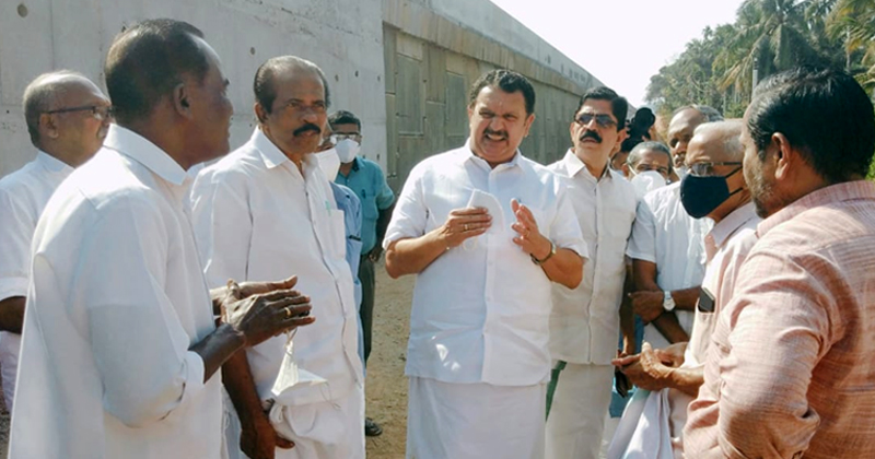 പ്രദേശവാസികളുടെ ദുരിതം കാണാതെ സർക്കാർ; റോഡ് ഡ്രെയിനേജ് സംവിധാനത്തിനായി സ്ഥലം ഏറ്റെടുക്കുന്നില്ല; ഇടപെട്ട് കെ മുരളീധരന്‍ എംപി