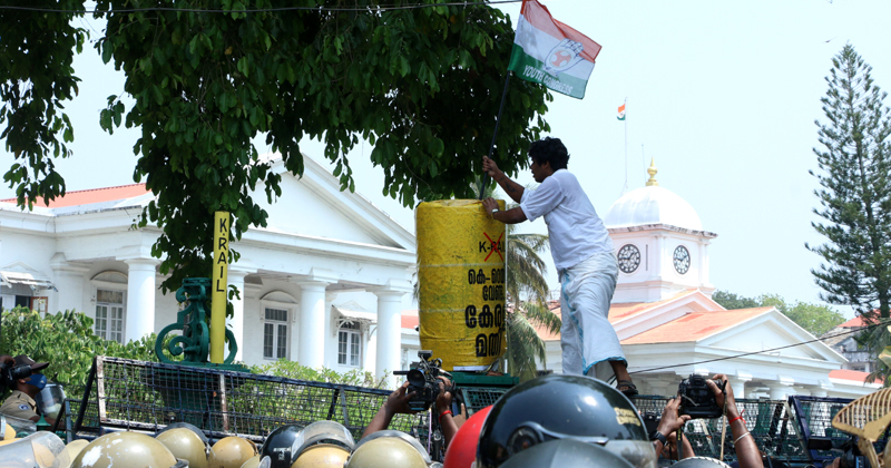 സെക്രട്ടേറിയറ്റിന് പുറത്ത് കെ റെയില്‍ കല്ല് സ്ഥാപിച്ച് യൂത്ത് കോണ്‍ഗ്രസ്; സംസ്ഥാനമൊട്ടാകെ പ്രതിഷേധം