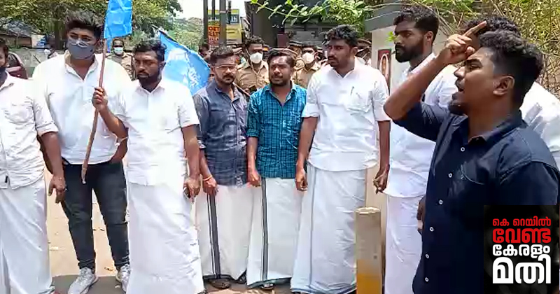 കെ റെയില്‍ വേണ്ട, കേരളം മതി; കൊല്ലം പോലീസ് സ്റ്റേഷന് മുന്നില്‍ പ്രതീകാത്മക കല്ലിടല്‍ സമരവുമായി കെഎസ്‌യു