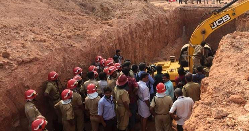 കളമശേരിയില്‍ മണ്ണിടിഞ്ഞ് നാല് മരണം; മണ്ണിനടിയില്‍പ്പെട്ടത് 7 പേർ