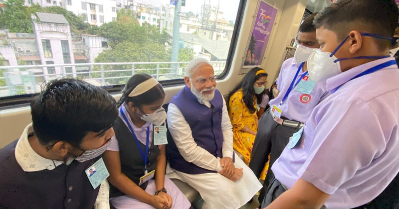 ഞായറാഴ്ച്ച യൂണിഫോമില്‍ സ്കൂള്‍ കുട്ടികള്‍ : മോദിയുടെ  ട്വീറ്റനെ പരിഹസിച്ച് സമൂഹമാധ്യമങ്ങള്‍