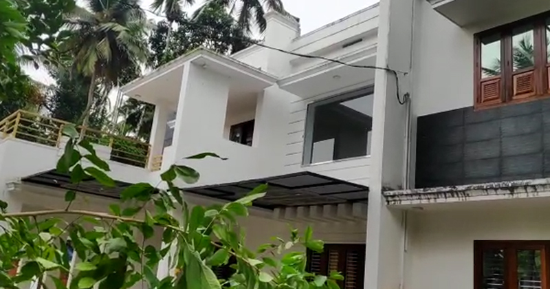 പിണറായിയില്‍ ആർഎസ്എസ് പ്രവർത്തകന്‍ ഒളിവില്‍ കഴിഞ്ഞ സിപിഎം പ്രവർത്തകയുടെ വീടിന് നേരെ ബോംബേറ്