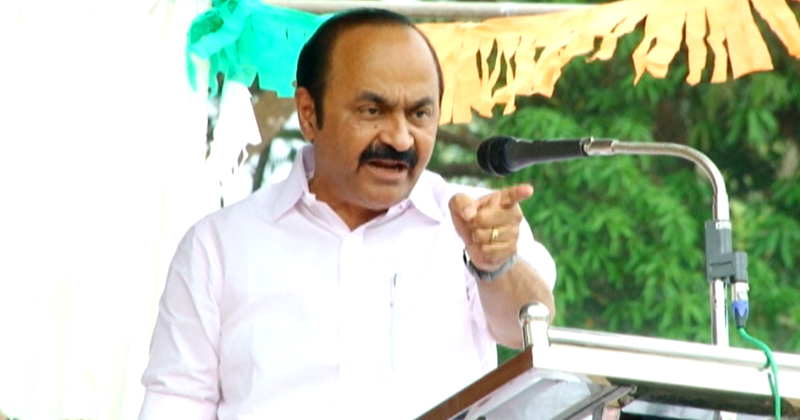ഒറ്റ മഴയില്‍ വെള്ളക്കെട്ട്, കുണ്ടും കുഴിയുമായി റോഡുകള്‍… കേരളീയത്തിന് ചിലവാക്കുന്നതിന്‍റെ പകുതി പണം മതി! സർക്കാർ അനാസ്ഥക്കെതിരെ പ്രത്യക്ഷ സമരവുമായി കോണ്‍ഗ്രസ്