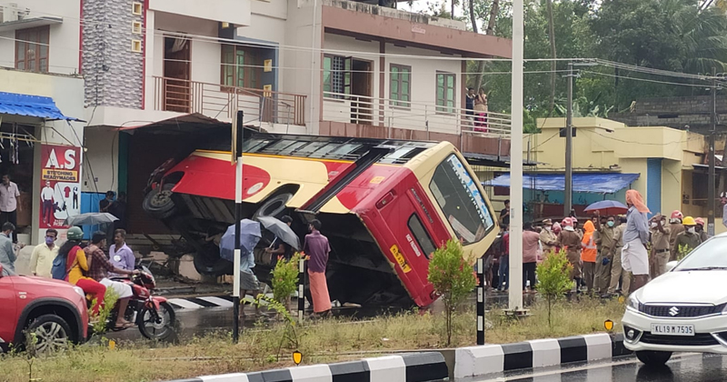 നിയന്ത്രണം വിട്ട കെഎസ്ആർടിസി ബസ്  കടയിലേക്ക് പാഞ്ഞുകയറി അപകടം; നിരവധി പേർക്ക് പരിക്ക്