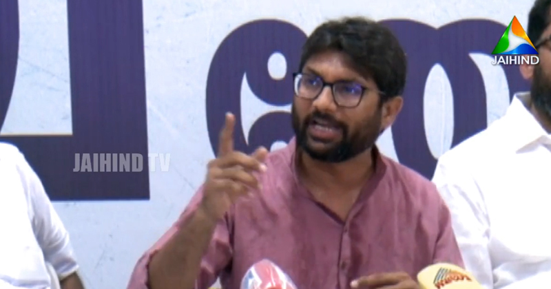 'വർ‍ഗീയതയെ നേരിടുന്നതില്‍ പിണറായി വിജയന് ഇരട്ട ചങ്കല്ല, ഇരട്ടമുഖം': ജിഗ്നേഷ് മേവാനി