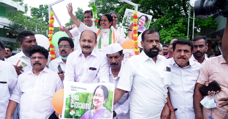 ഉമാ തോമസ് പത്രിക സമർപ്പിക്കാനെത്തിയത് സൈക്കിള്‍ റിക്ഷയില്‍; ഇന്ധനവില വർധനവിനെതിരെ പ്രതിഷേധം