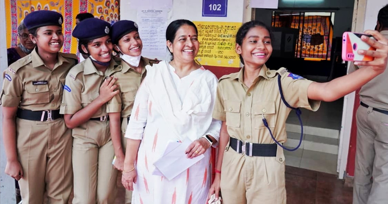 'ചേച്ചീ ഒരു സെല്‍ഫി എടുത്തോട്ടെ?; 'അതിനെന്താ...' കുട്ടികളെ ചേർത്തുപിടിച്ച്  ഉമാ തോമസ്