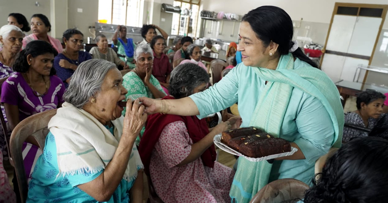 മാതൃദിനത്തില്‍ കരുണാലയത്തിലെ അമ്മമാരുടെ അരികിലെത്തി ഉമാ തോമസ്