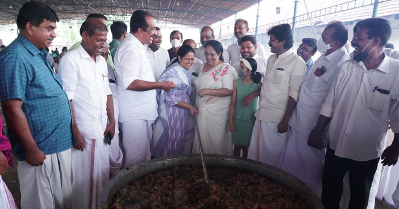 ഇടപ്പള്ളി പള്ളിയിലെ കോഴി നേർച്ചയിൽ പങ്കാളിയായി ഉമാ തോമസ്
