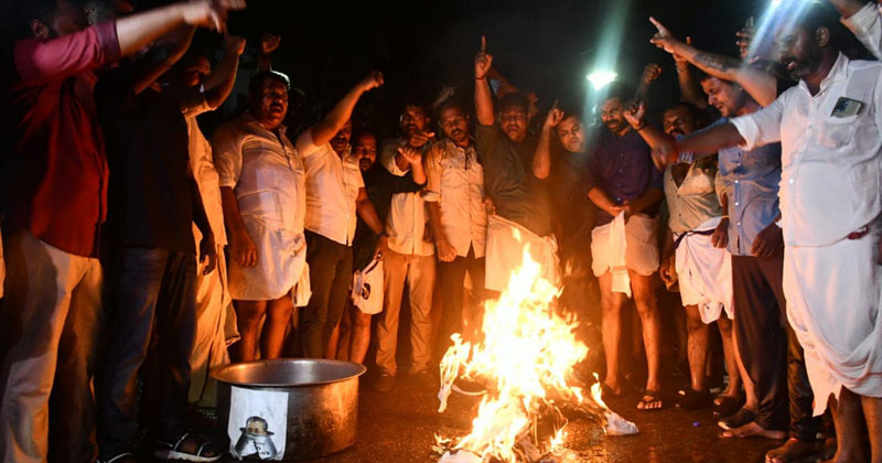 മുഖ്യമന്ത്രിയുടെ രാജി ആവശ്യപ്പെട്ട് യൂത്ത് കോണ്‍ഗ്രസ് പ്രതിഷേധം, ലാത്തിച്ചാര്‍ജ്; മുഖ്യമന്ത്രിയുടെ കോലം കത്തിച്ചു