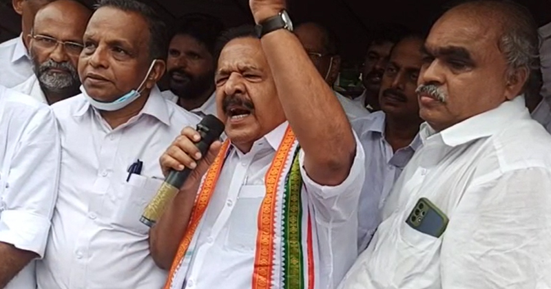 'മുഖ്യമന്ത്രി കള്ളക്കടത്തുകാരുടെ ക്യാപ്റ്റന്‍'; ആലപ്പുഴയിലെ പ്രതിഷേധ മാർച്ച് രമേശ് ചെന്നിത്തല ഉദ്ഘാടനം ചെയ്തു