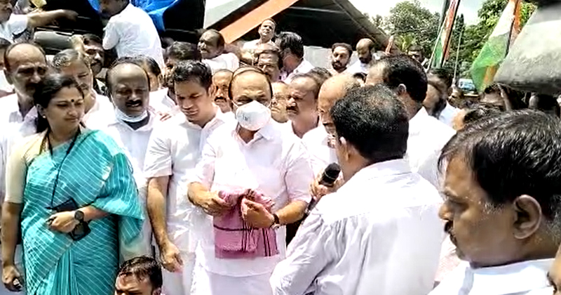 എറണാകുളത്തും ജലപീരങ്കി; പ്രതിഷേധ മാർച്ച് പ്രതിപക്ഷ നേതാവ് ഉദ്ഘാടനം ചെയ്തു