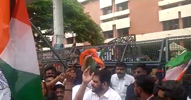 പാലക്കാടും പ്രതിഷേധമിരമ്പി; ബാരിക്കേഡിന് മുകളില്‍ കയറി മുദ്രാവാക്യം മുഴക്കി കോണ്‍ഗ്രസ് പ്രവർത്തർ
