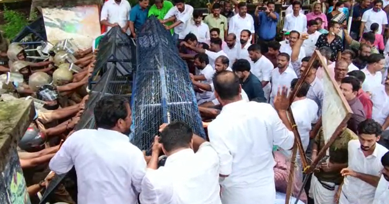 മുഖ്യമന്ത്രിയുടെ രാജിക്കായി തൃശൂരിലും കോണ്‍ഗ്രസ് പ്രതിഷേധം; മാർച്ച് തടഞ്ഞ് പോലീസ്, സംഘർഷം
