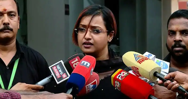 ലൈഫ് മിഷന്‍ അഴിമതി: മൊഴി നല്‍കാനായി സ്വപ്‌നാ സുരേഷ് സിബിഐ കൊച്ചി ഓഫീസില്‍ ഹാജരായി