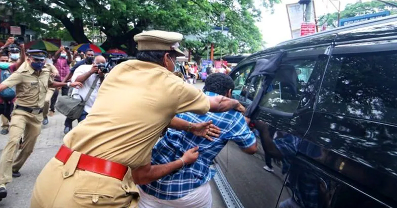മുഖ്യമന്ത്രിക്കെതിരായ കരിങ്കൊടി പ്രതിഷേധം; എസ്എച്ച്ഒയ്ക്ക് സ്ഥലംമാറ്റം