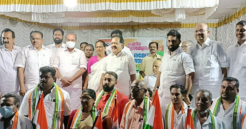 കൊല്ലത്ത് സിപിഎം ലോക്കല്‍ കമ്മിറ്റി അംഗം ഉള്‍പ്പെടെ 158 പേര്‍ കോണ്‍ഗ്രസില്‍ ചേര്‍ന്നു