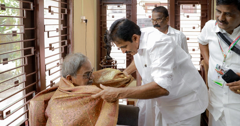 പ്രിയ സാഹിത്യകാരന് ആദരം; എം.ടിയെ സന്ദർശിച്ച് കെ.സി വേണുഗോപാല്‍ എംപി