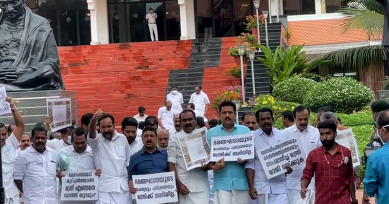 ഭരണഘടനയെ അവഹേളിച്ച സജി ചെറിയാന്‍ രാജി വെക്കണം: സഭയ്ക്ക് അകത്തും പുറത്തും പ്രതിപക്ഷ പ്രതിഷേധം; സംപ്രേഷണം ചെയ്യാതെ സഭാ ടിവി