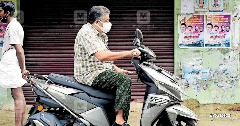 ഹെല്‍മറ്റില്ലാതെ സ്കൂട്ടർ യാത്ര; സജി ചെറിയാനെതിരെ അടുത്ത പരാതി