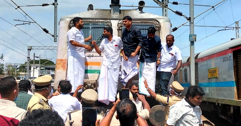 തിരുവനന്തപുരത്ത് ട്രെയിന്‍ തടഞ്ഞ് പ്രതിഷേധം; ജനാധിപത്യ സംവിധാനങ്ങളെയും നിയമവ്യവസ്ഥയെയും ആർഎസ്എസ് കളിപ്പാട്ടമാക്കിയെന്ന് ഷാഫി പറമ്പില്‍