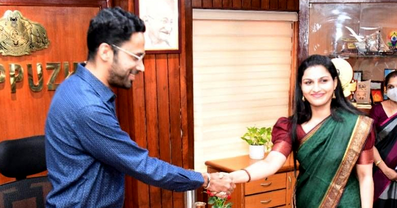 ആലപ്പുഴ ജില്ലാ കളക്ടറായി ചുമതലയേറ്റ് ശ്രീറാം വെങ്കിട്ടരാമന്‍; കരിങ്കൊടി പ്രതിഷേധവുമായി യൂത്ത് കോണ്‍ഗ്രസ്