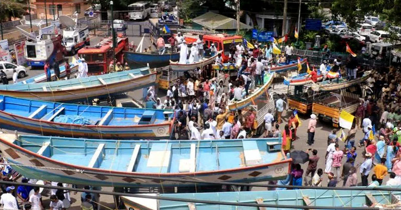 ബോട്ടും വള്ളവുമായി സെക്രട്ടേറിയറ്റിന് മുന്നില്‍; സര്‍ക്കാരിനെതിരെ വന്‍ പ്രതിഷേധവുമായി ലത്തീൻ സഭയും മത്സ്യത്തൊഴിലാളികളും