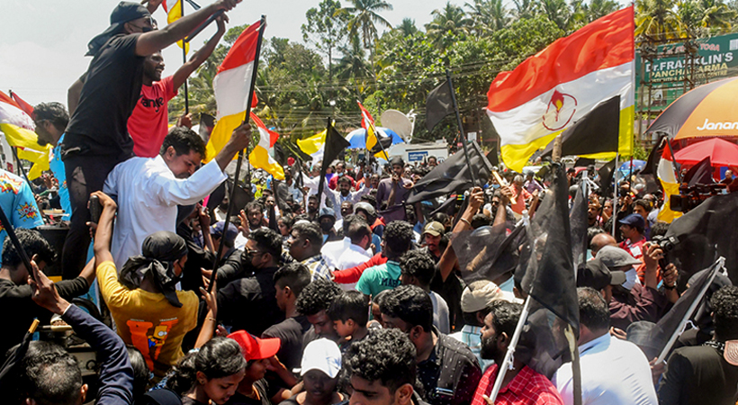 വിഴിഞ്ഞം സംഘർഷഭരിതം: ബാരിക്കേഡ് തകർത്തെറിഞ്ഞ് പ്രതിഷേധക്കാർ; അദാനി ഗ്രൂപ്പിന്‍റെ ഓഫീസില്‍ കൊടി നാട്ടി