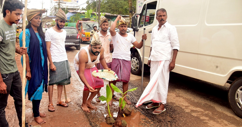 മരണക്കെണിയായി തിരുവല്ല-കുമ്പഴ റോഡ്; വേറിട്ട പ്രതിഷേധവുമായി യൂത്ത് കോൺഗ്രസ്