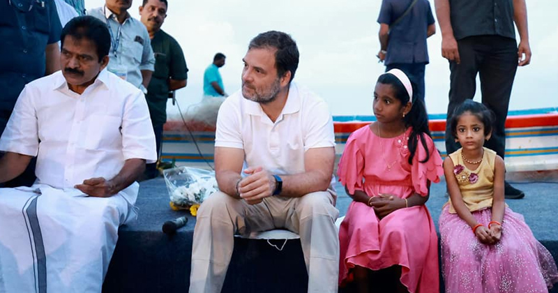 പുലർച്ചെ  വാടക്കല്‍ കടപ്പുറത്തെത്തി മത്സ്യത്തൊഴിലാളികളെ കണ്ട് രാഹുല്‍ ഗാന്ധി; പ്രശ്നങ്ങള്‍ക്ക് പരിഹാരം കാണാന്‍ ഒപ്പമുണ്ടാകുമെന്ന് ഉറപ്പ്