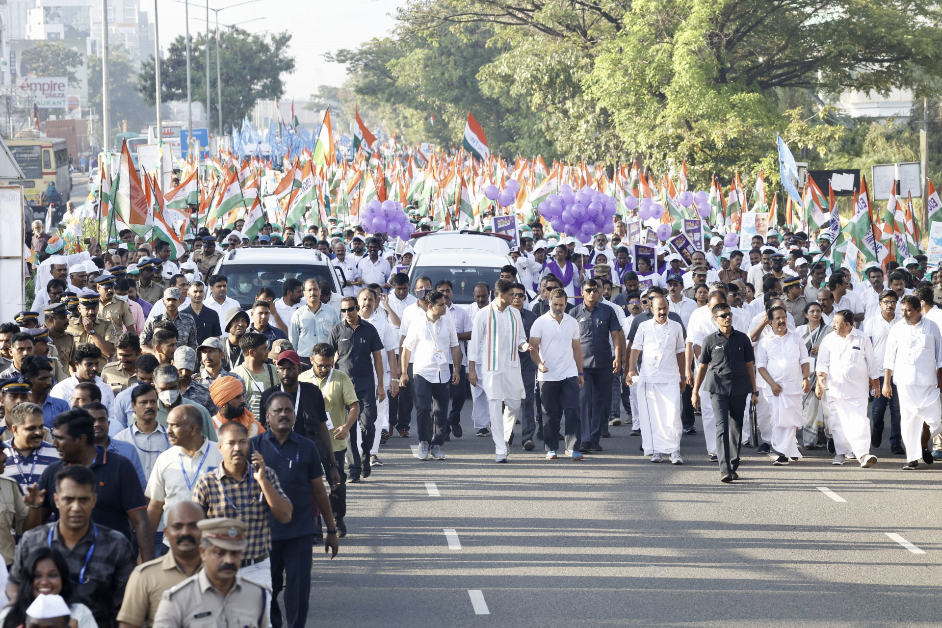രണ്ടാം ദിനവും എറണാകുളം ജനസാഗരം; ഐക്യസന്ദേശവുമായി ഭാരത് ജോഡോ യാത്ര