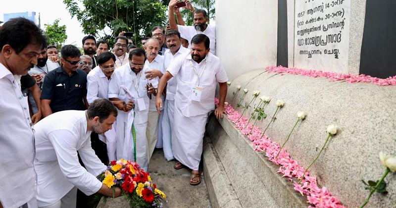 സ്വാതന്ത്ര്യസമര പോരാളികളുടെ സ്മരണയില്‍; പാളയം രക്തസാക്ഷി മണ്ഡപത്തില്‍ പുഷ്പാർച്ചന നടത്തി രാഹുല്‍ ഗാന്ധി