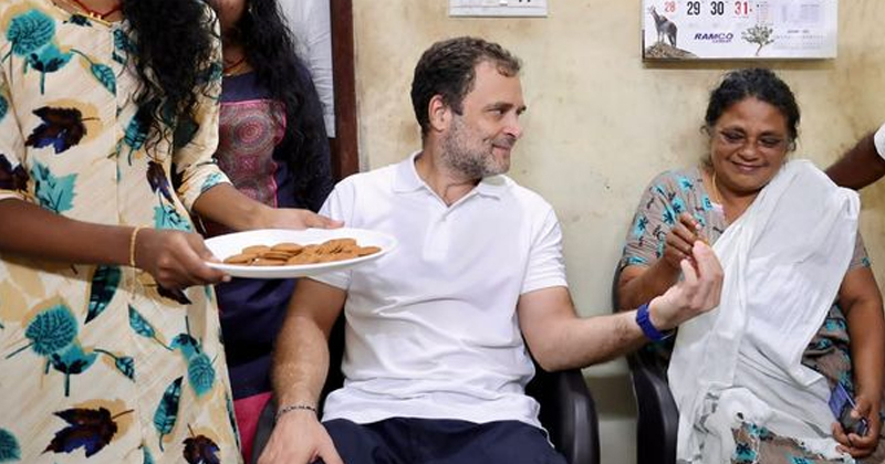 രതീഷിന്‍റെ വീട്ടില്‍ അപ്രതീക്ഷിത അതിഥിയായി രാഹുല്‍; അമ്പരപ്പ്, ആഹ്ലാദം! ഐക്യസന്ദേശം പങ്കുവെച്ച് നേതാവ്