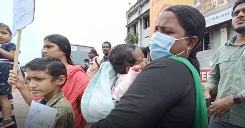 കോ​ട്ട​യം കെഎസ്ആ​ര്‍​ടി​സി ഡി​പ്പോ​യി​ല്‍ കൈ​ക്കു​ഞ്ഞു​ങ്ങ​ളു​മാ​യി ജീ​വ​ന​ക്കാ​രു​ടെ കു​ടും​ബാം​ഗ​ങ്ങ​ളു​ടെ പ്ര​തി​ഷേ​ധം