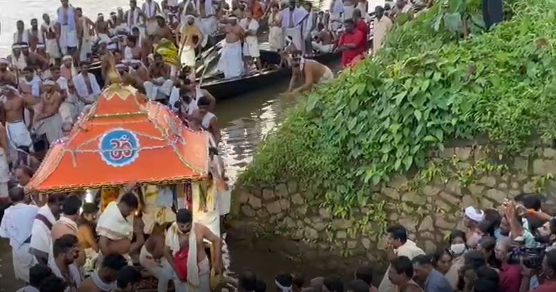 ഓണ വിഭവങ്ങളുമായി തിരുവോണത്തോണി ആറന്മുളയിലെത്തി