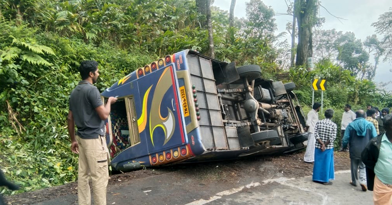 പൂപ്പാറ തോണ്ടിമലയ്ക്ക് സമീപം മിനി ബസ് മറിഞ്ഞു; 4 കുട്ടികള്‍ ഉള്‍പ്പെടെ 10 പേർക്ക് പരിക്ക്